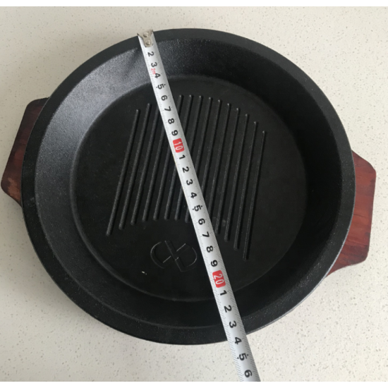 طبق شواء لحوم دائري من الحديد الزهر مع قاعدة خشبية 24سم