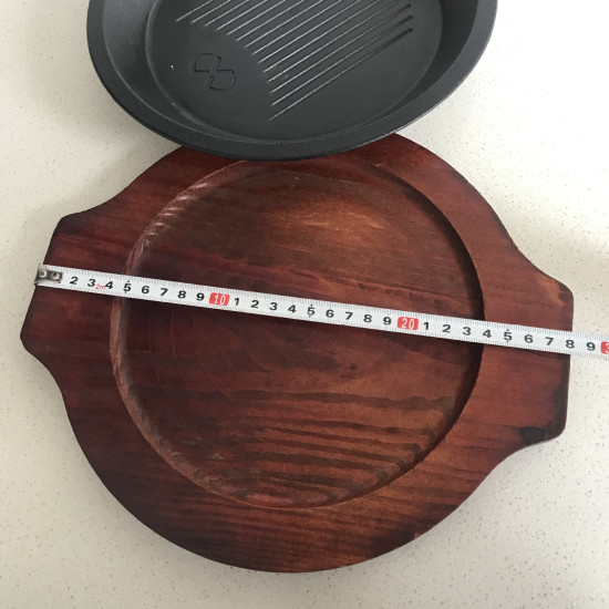 طبق شواء لحوم دائري من الحديد الزهر مع قاعدة خشبية 24سم